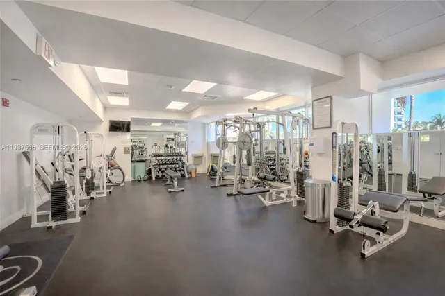 $4,250 | 5900 Collins Avenue, Unit 1405, Miami Beach, FL 33140