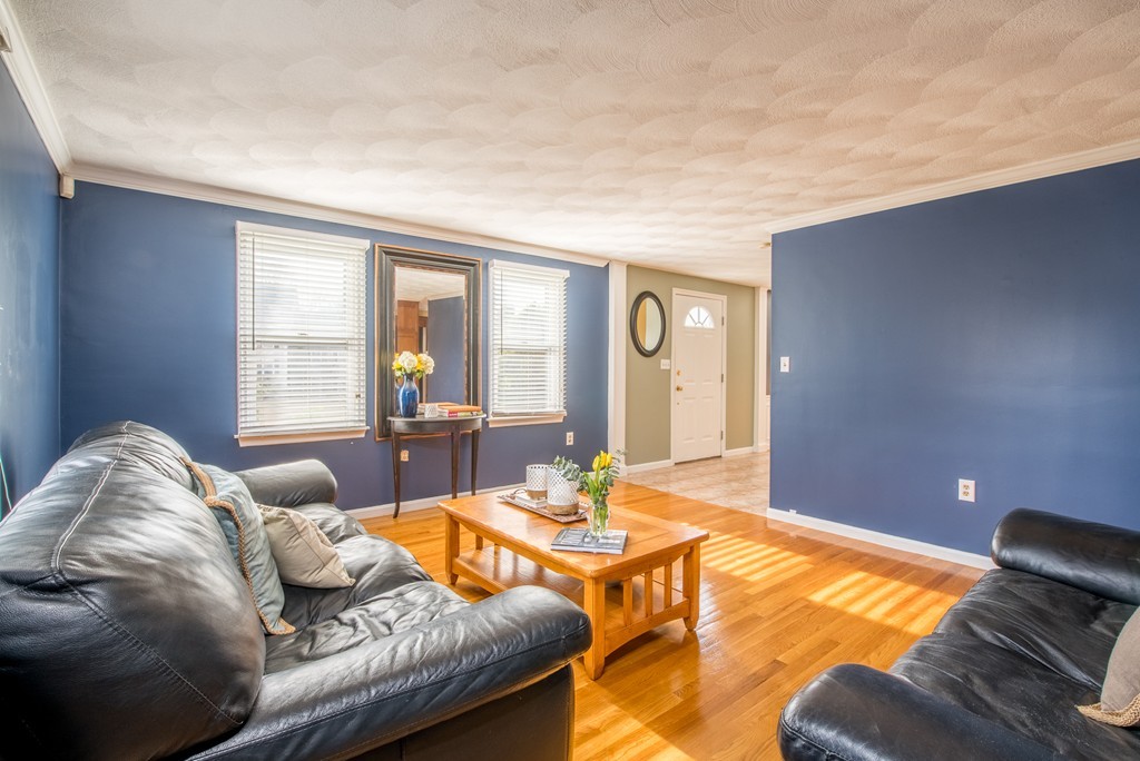 25 Noel Road Andover, MA 01810 - Photo 3 of 30 Gallery Image 3