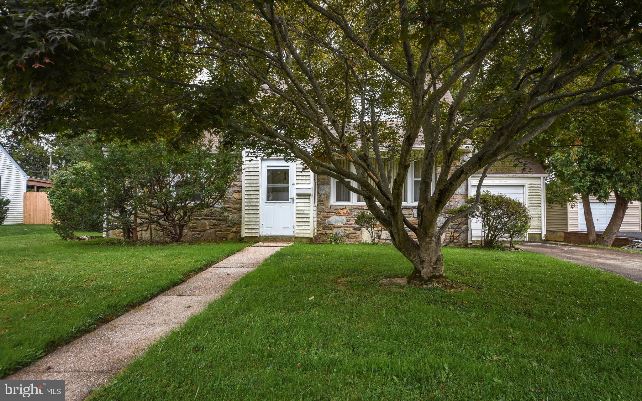 610 Burton Road Oreland, PA 19075 - Photo 3 of 26