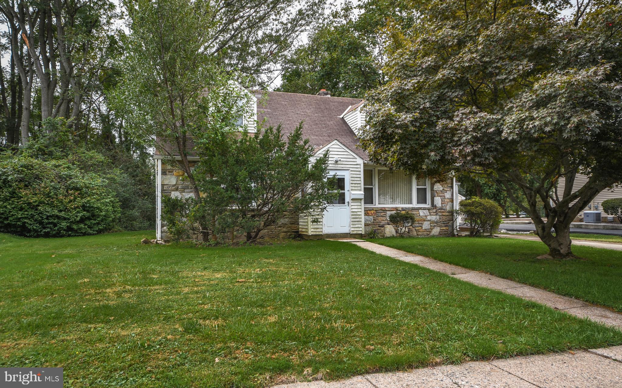 610 Burton Road Oreland, PA 19075 - Photo 4 of 26