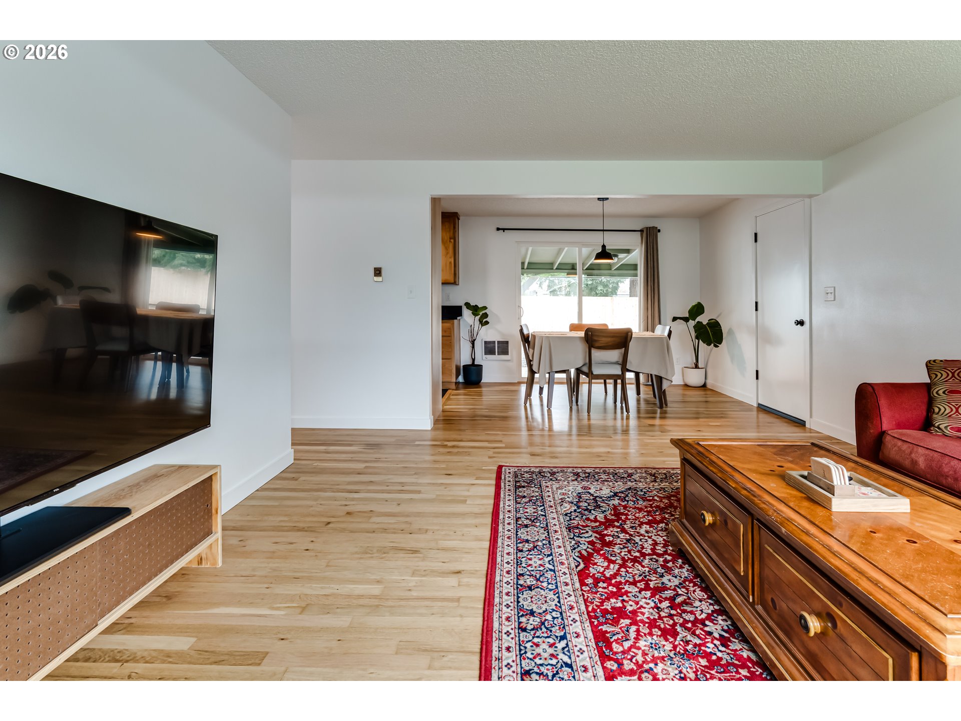 328 Dean Avenue Eugene, OR 97404 - Photo 11 of 25 Living Room