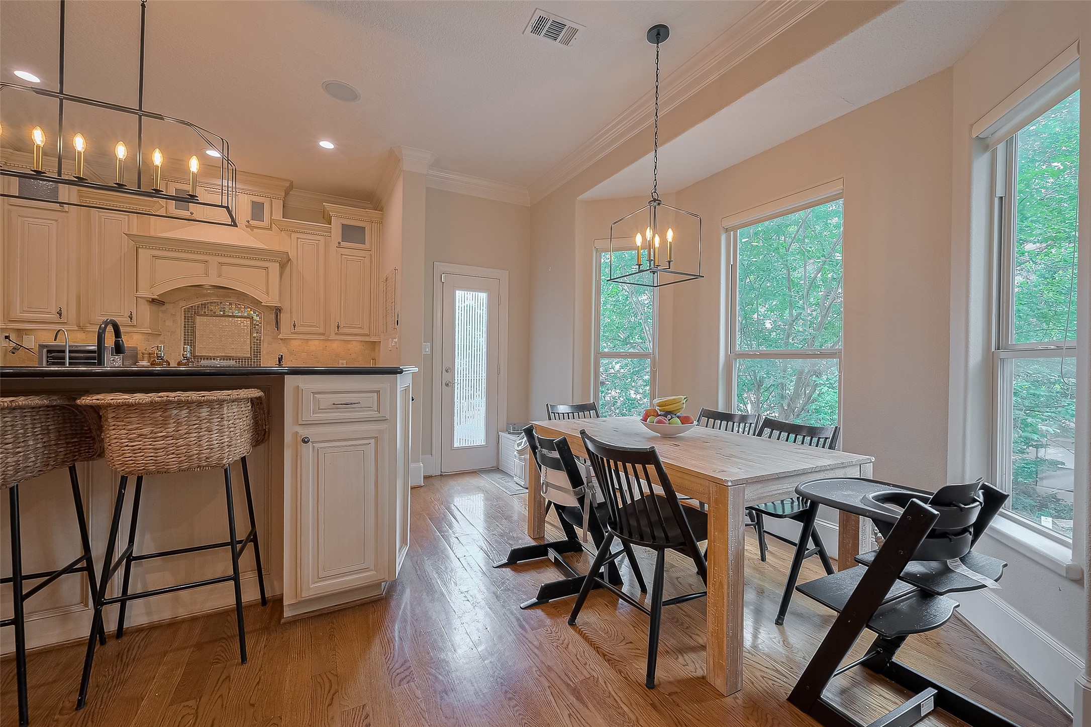 6419 Rodrigo Street Houston, TX 77007 - Photo 13 of 35 Surrounded by large bay windows and great natural light is your breakfast area off the kitchen and a west facing balcony.
