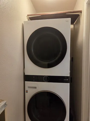 a close up view of a washer and dryer