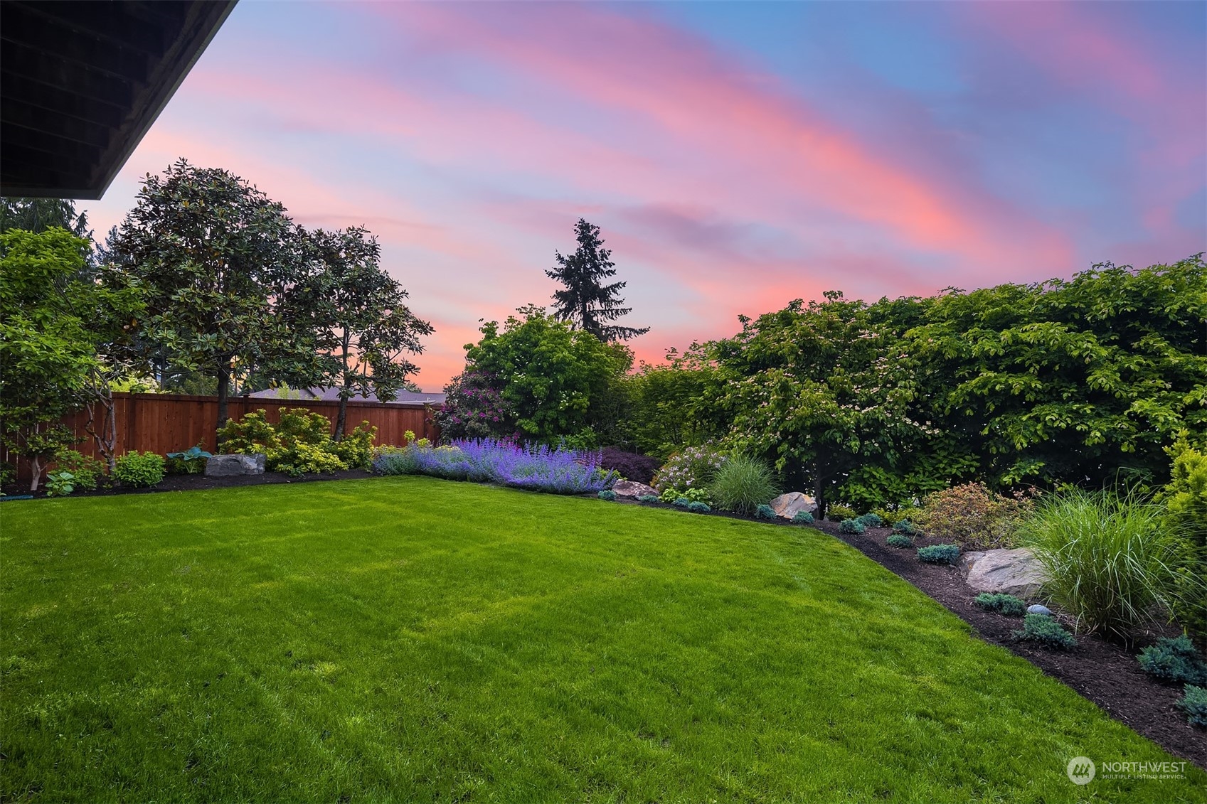 7270 North Mercer Way Mercer Island, WA 98040 - Photo 36 of 40 a yard with lots of green space