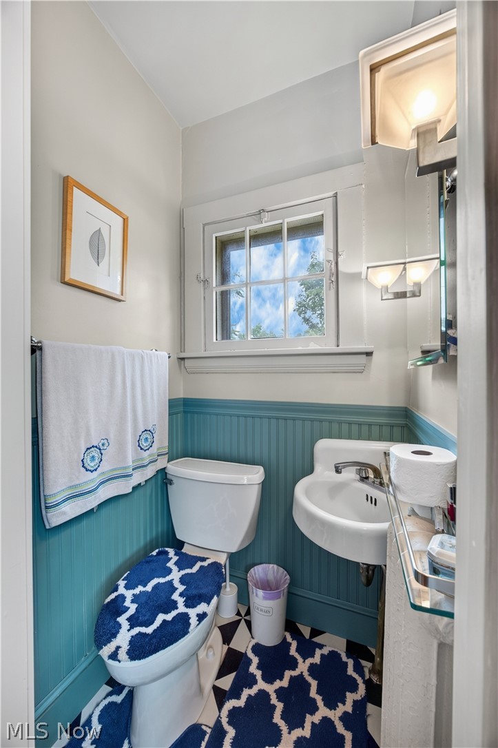 2596 Shaker Road Cleveland Heights, OH 44118 - Photo 19 of 32 First floor powder room