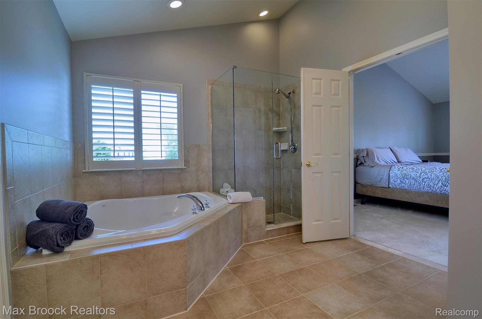 3059 Penn Court Rochester, MI 48307 - Photo 27 of 46 27-Master Bathroom 2nd View.jpg