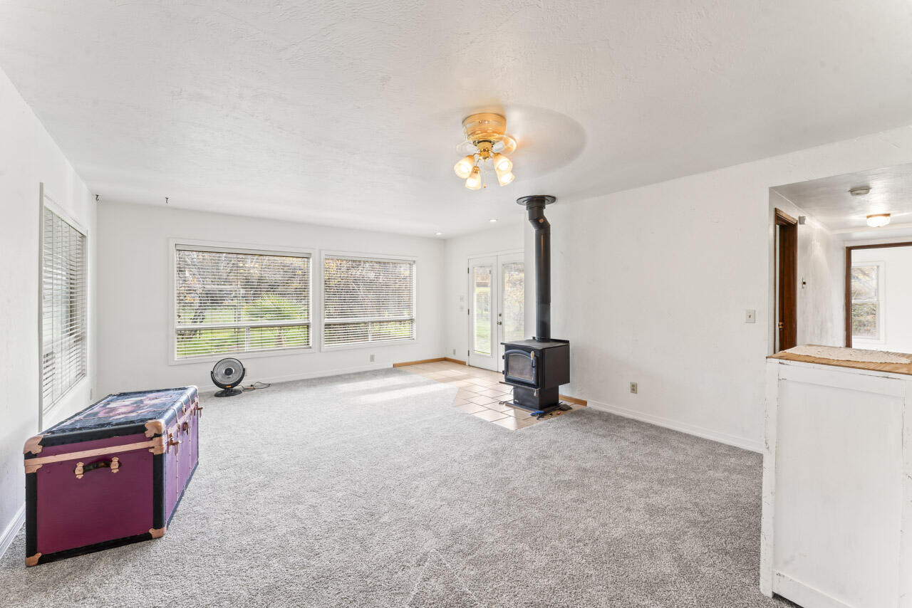 10085 Blackwell Road Central Point, OR 97502 - Photo 9 of 29 an empty room with windows