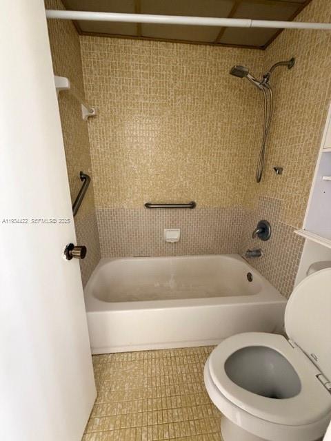 8990 Southwest 24th Street, Unit 215 Miami, FL 33165 - Photo 12 of 23 a bathroom with a toilet and a bathtub