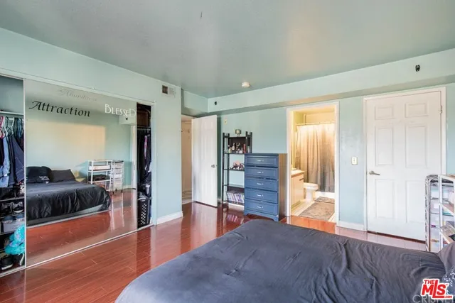 a view of livingroom with furniture