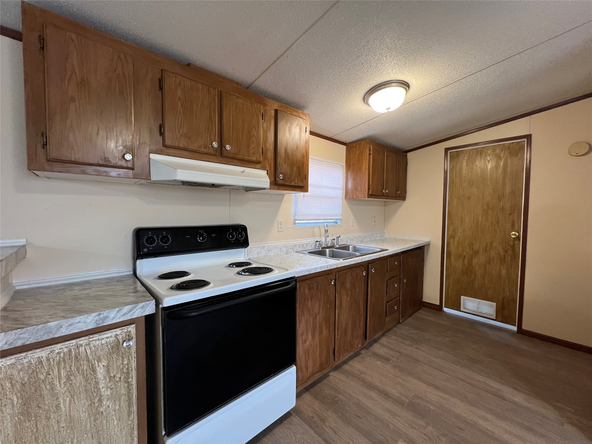 568 5914-10 Road Cleveland, TX 77327 - Photo 4 of 11 a kitchen with stainless steel appliances granite countertop a stove a sink and a refrigerator