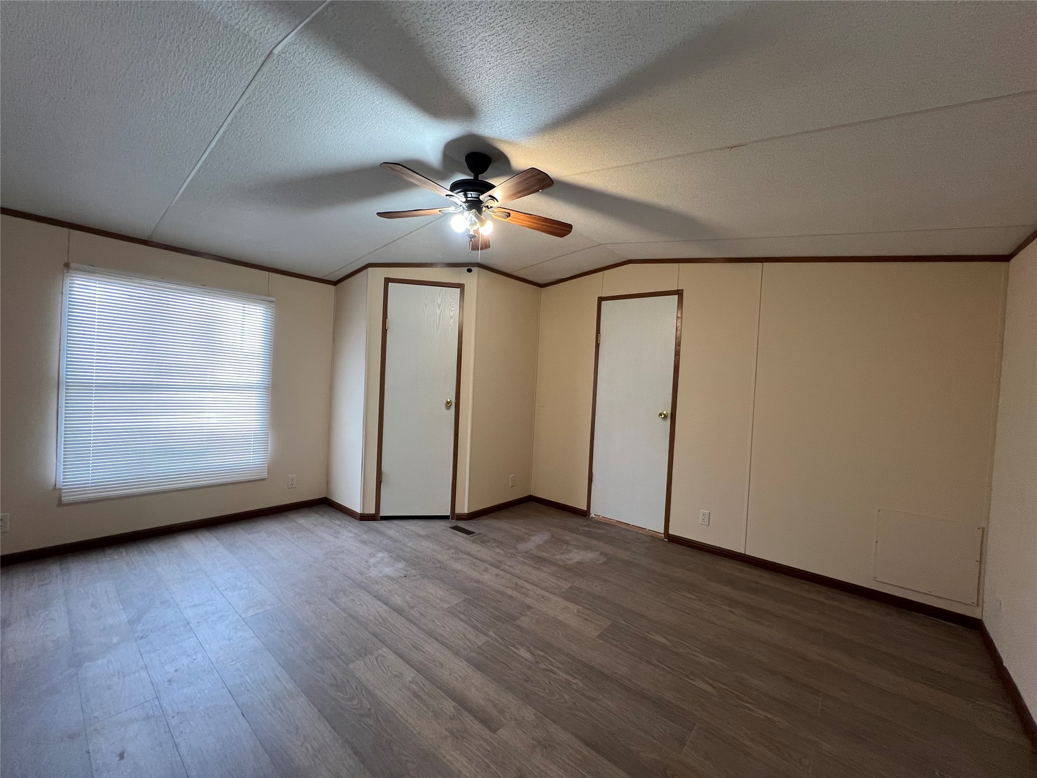 568 5914-10 Road Cleveland, TX 77327 - Photo 6 of 11 a view of an empty room with a window
