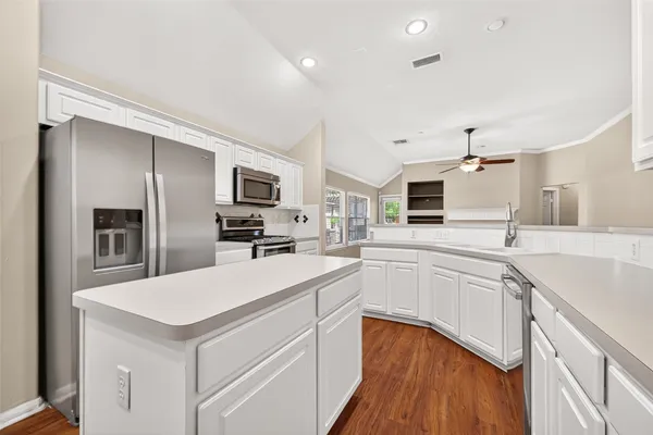 $390,000 | 18 Mulberry Glen Place, Spring, TX 77382