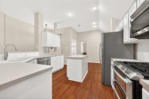 $390,000 | 18 Mulberry Glen Place, Spring, TX 77382