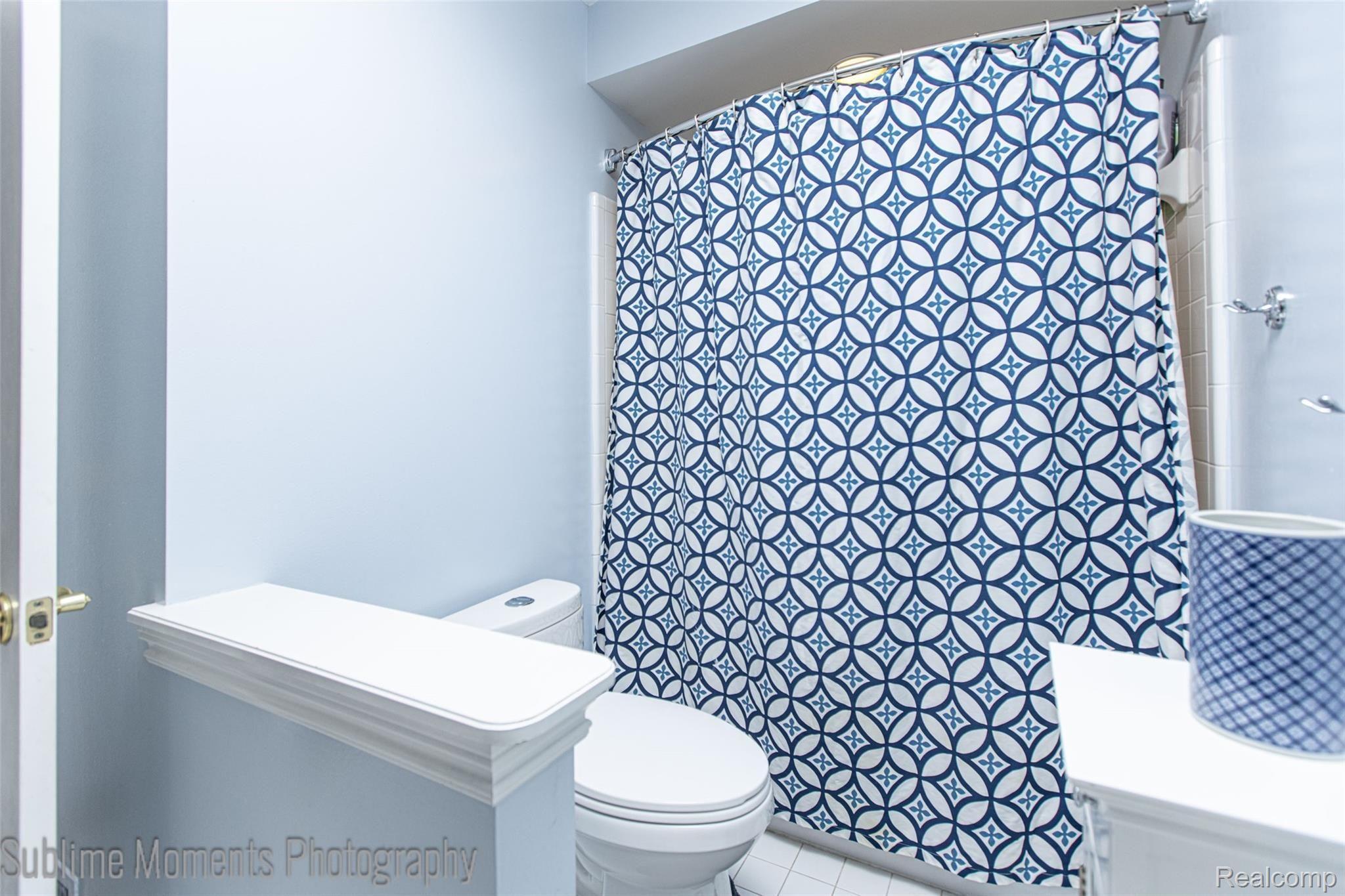 520 Springview Drive Rochester, MI 48307 - Photo 35 of 58 35 - Jack & Jill Shower.jpg