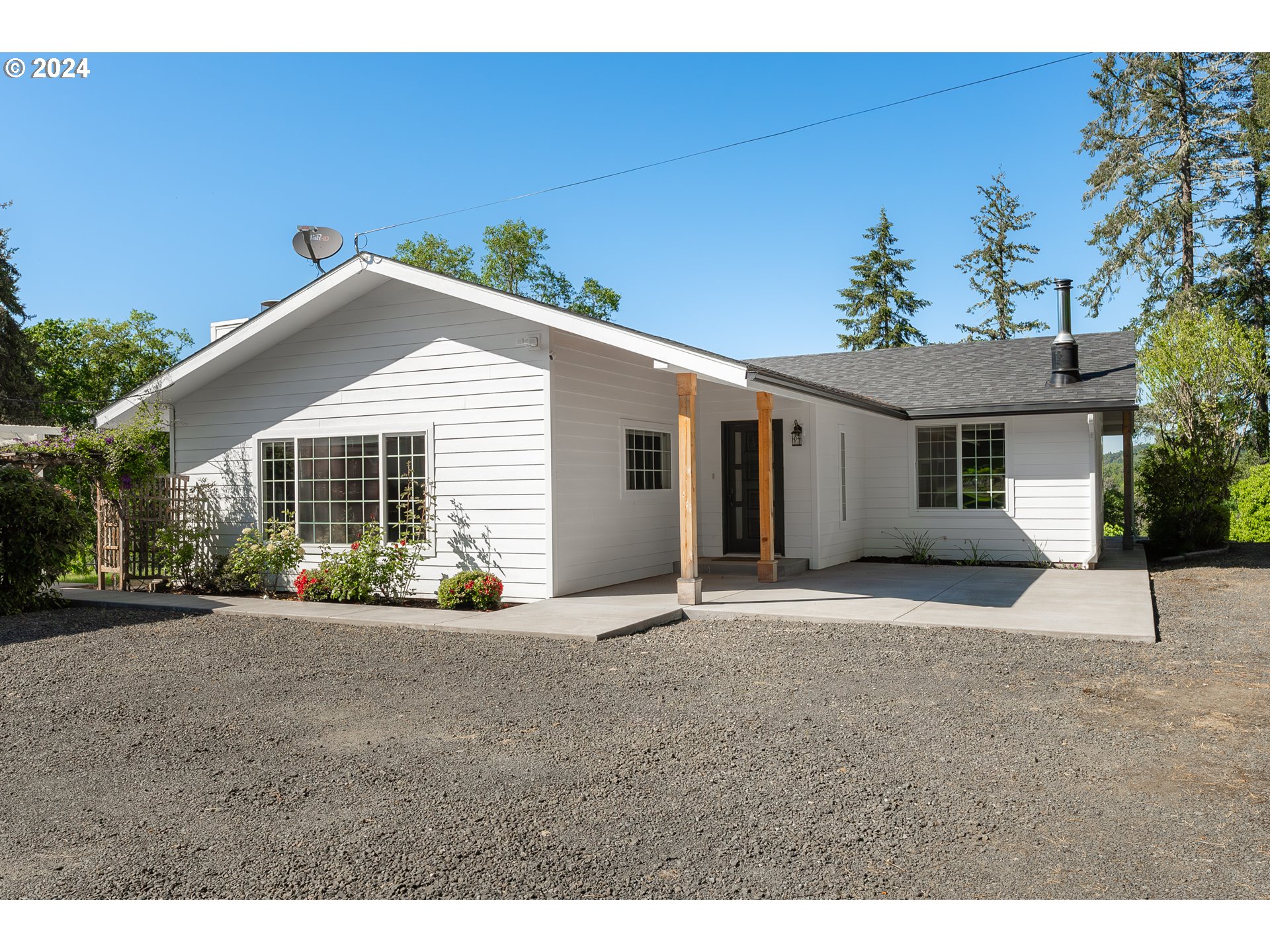 3993 Melqua Road Roseburg, OR 97471 - Photo 13 of 48 a front view of a house with a garden