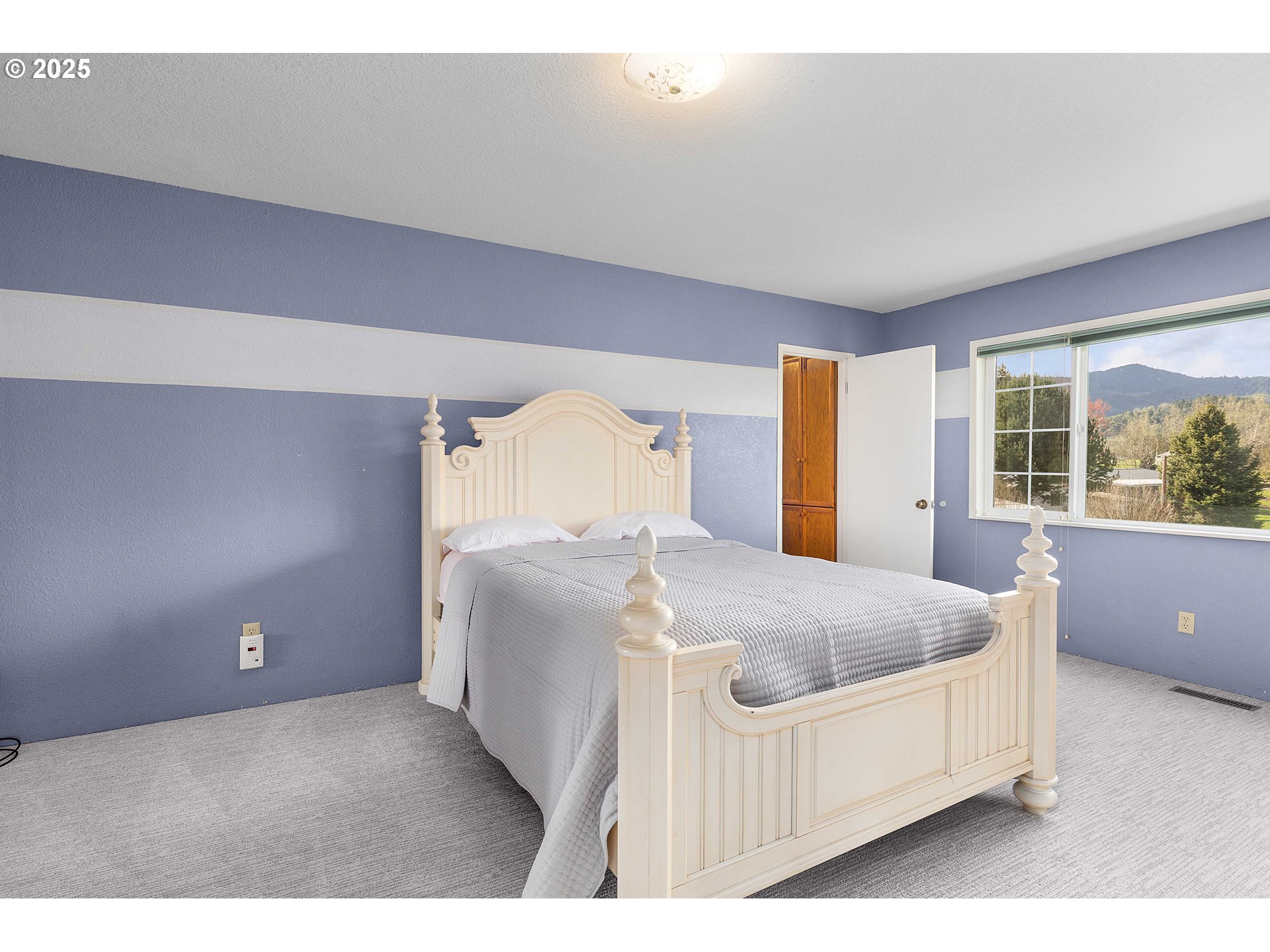 3993 Melqua Road Roseburg, OR 97471 - Photo 26 of 48 a spacious bedroom with a bed and window