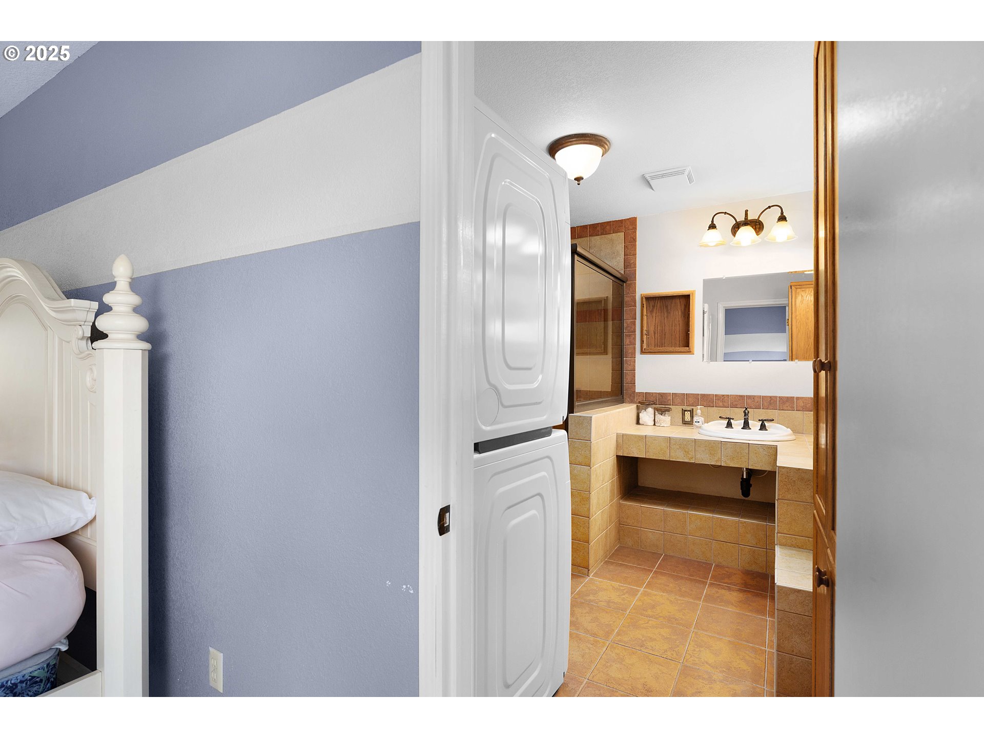 3993 Melqua Road Roseburg, OR 97471 - Photo 31 of 48 a kitchen with stainless steel appliances kitchen island granite countertop a refrigerator and a stove
