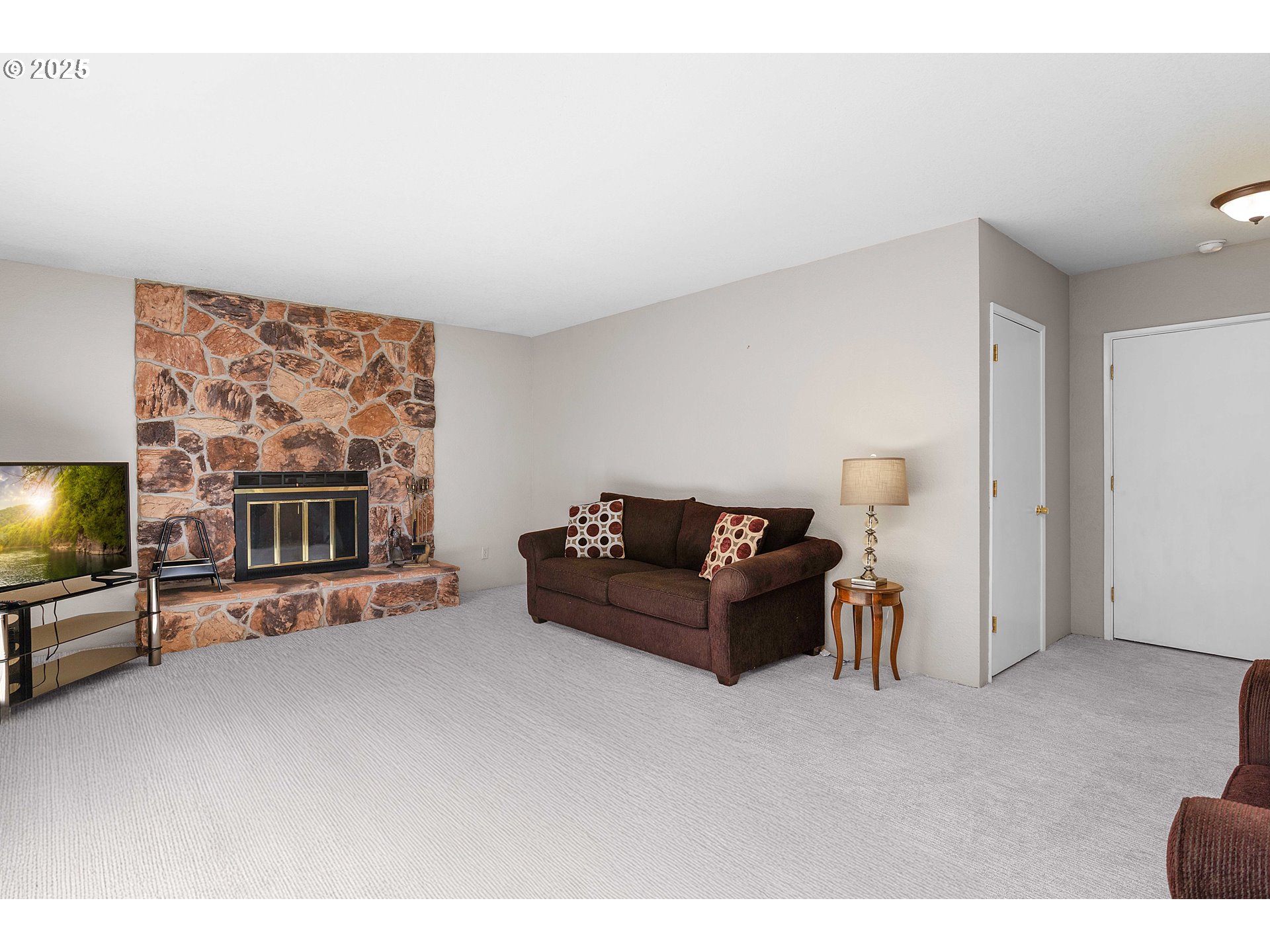 3993 Melqua Road Roseburg, OR 97471 - Photo 37 of 48 a living room with furniture and a flat screen tv