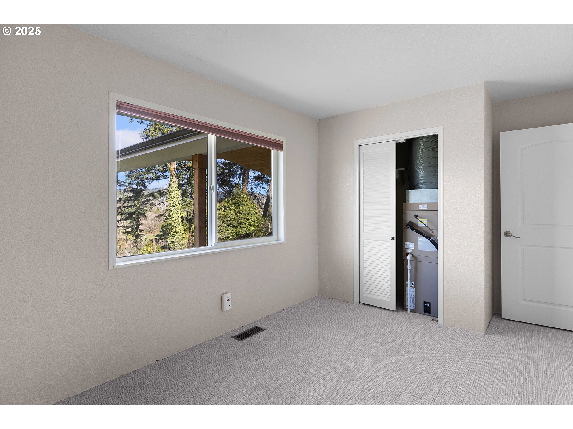 3993 Melqua Road Roseburg, OR 97471 - Photo 43 of 48 a big room with windows and closet