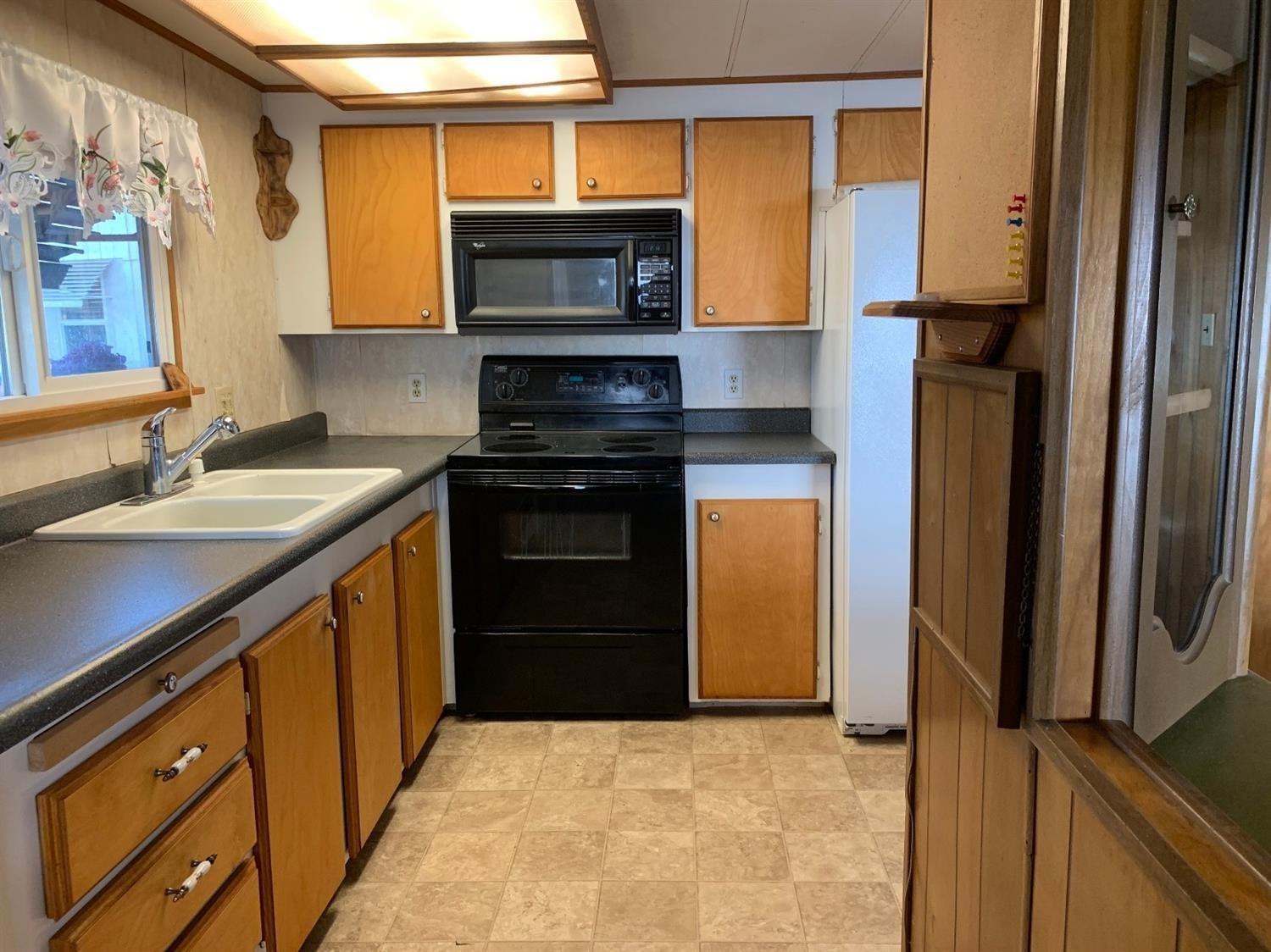 2421 Southwest Webster Road Grants Pass, OR 97526 - Photo 2 of 21 Kitchen