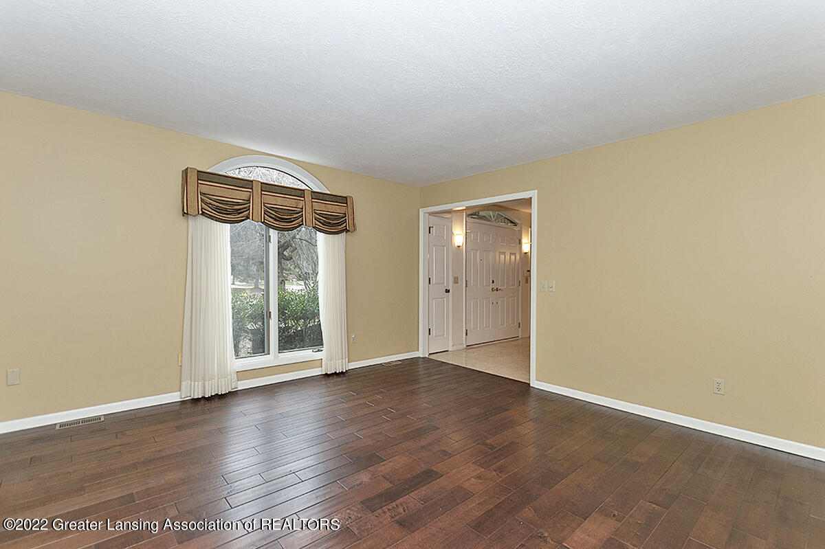 2514 Dustin Road Okemos, MI 48864 - Photo 5 of 43 14