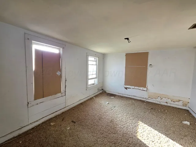 a view of empty room with window