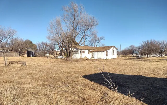 a view of yard with tree