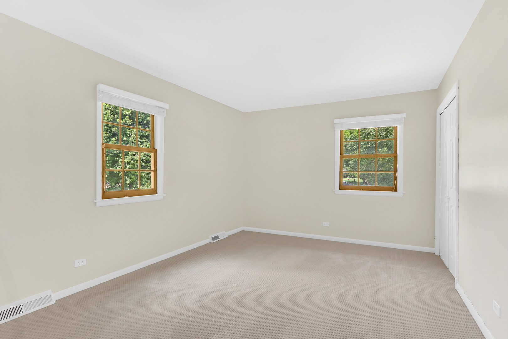 219 East Rockland Road Libertyville, IL 60048 - Photo 17 of 23 an empty room with a window