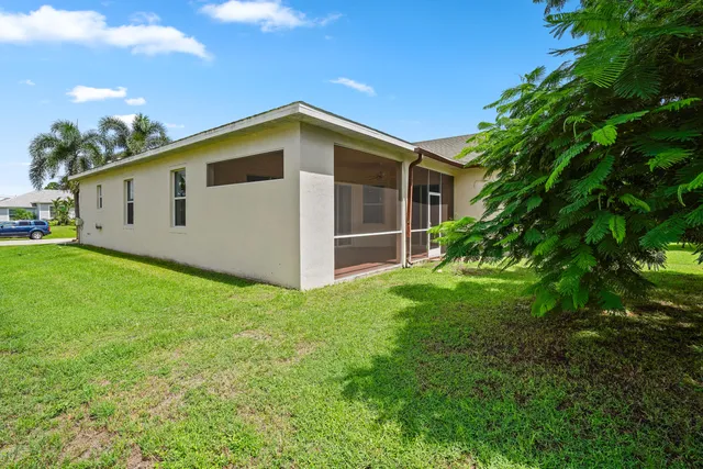 a view of a house with backyard