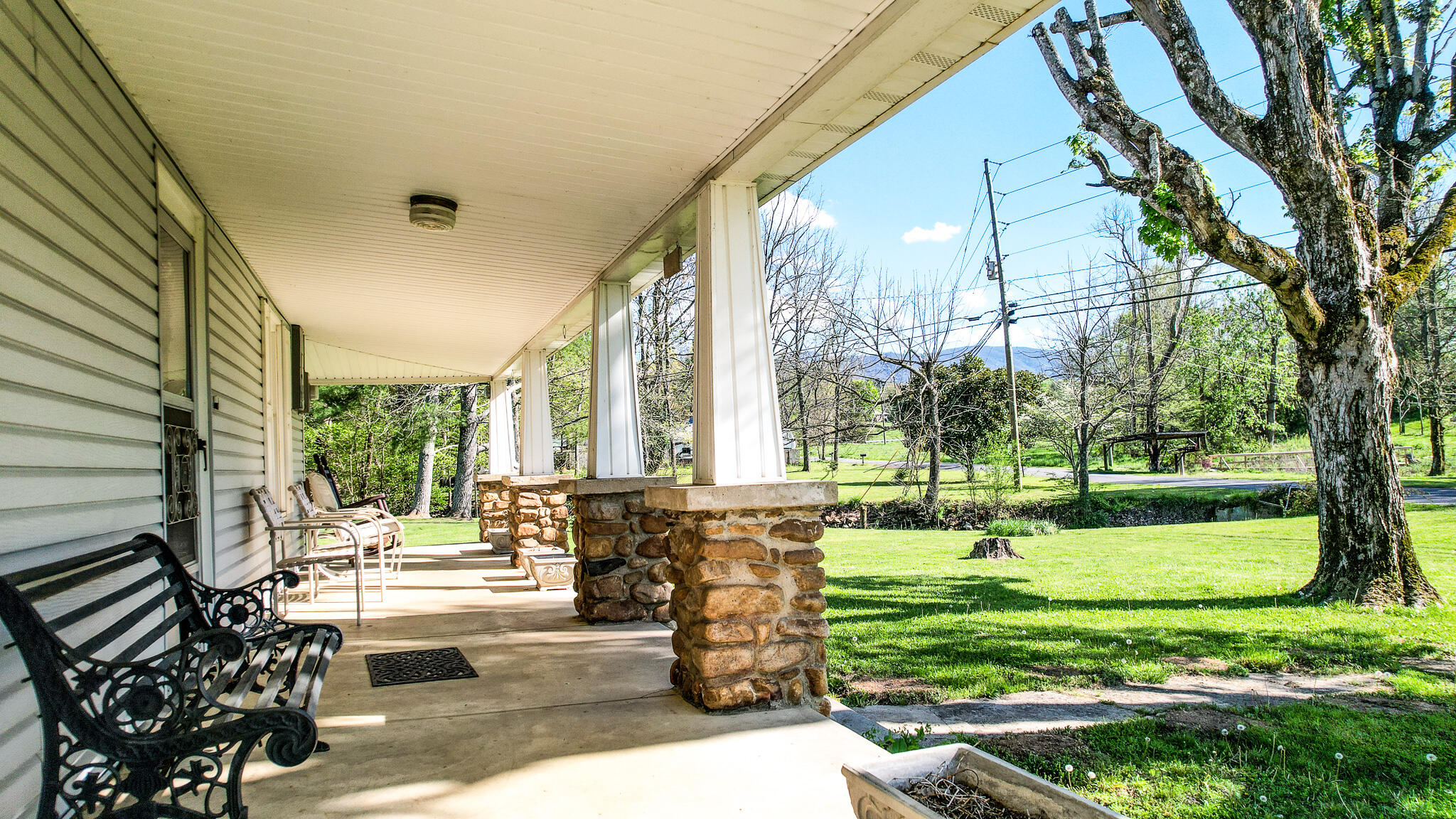 905 North Water Fork Road Greeneville, TN 37743 - Photo 8 of 57 Front Porch (5)