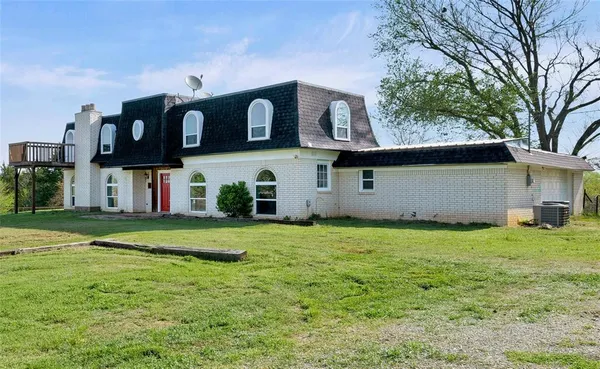 a view of a house with backyard and garden