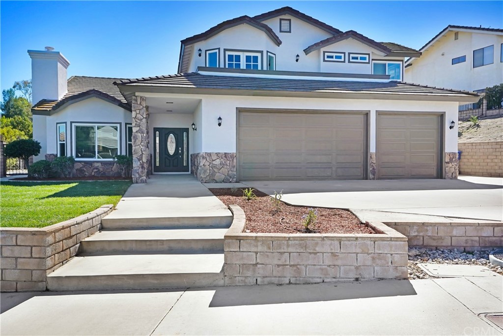 a front view of house with yard