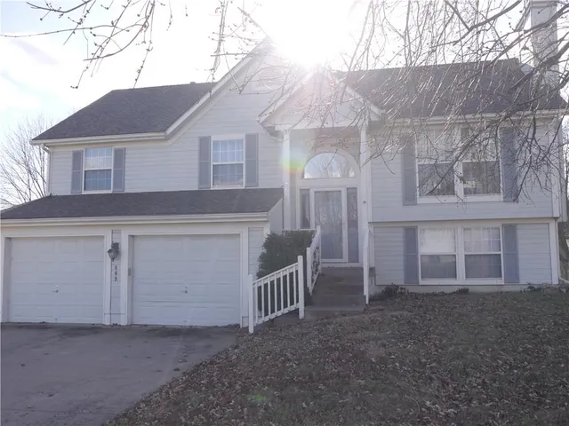 $325,000 | 809 Stratford Drive, Raymore, MO 64083