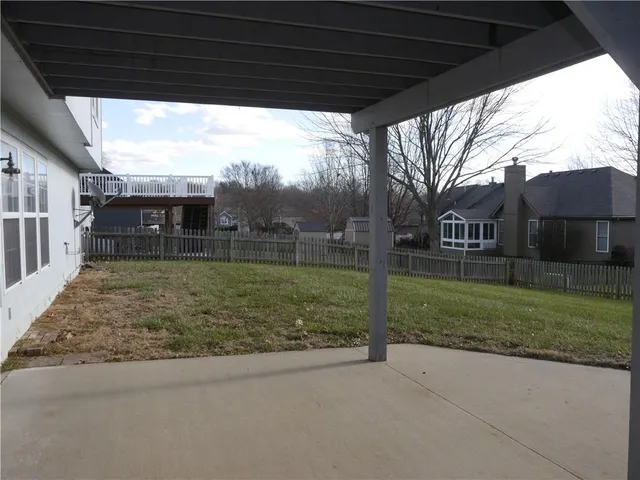 $325,000 | 809 Stratford Drive, Raymore, MO 64083