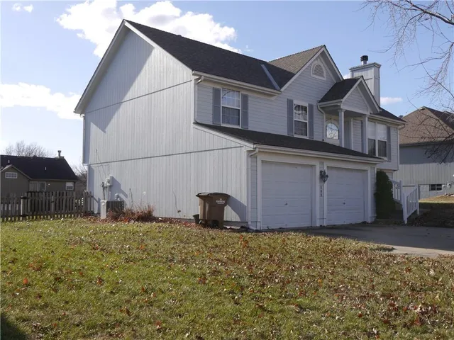 $325,000 | 809 Stratford Drive, Raymore, MO 64083