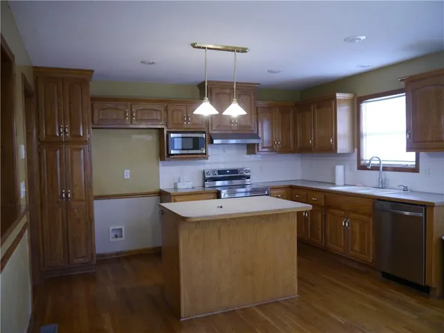 $325,000 | 809 Stratford Drive, Raymore, MO 64083