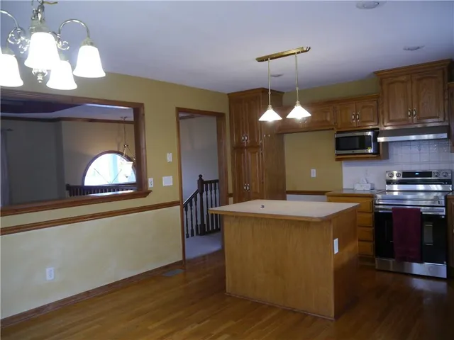 $325,000 | 809 Stratford Drive, Raymore, MO 64083