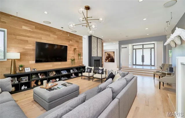 $1,995,000 | 11239 Mosley Hill Drive, St. Louis, MO 63141