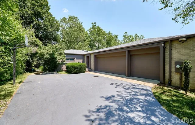 $1,995,000 | 11239 Mosley Hill Drive, St. Louis, MO 63141
