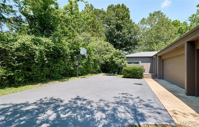 $1,995,000 | 11239 Mosley Hill Drive, St. Louis, MO 63141