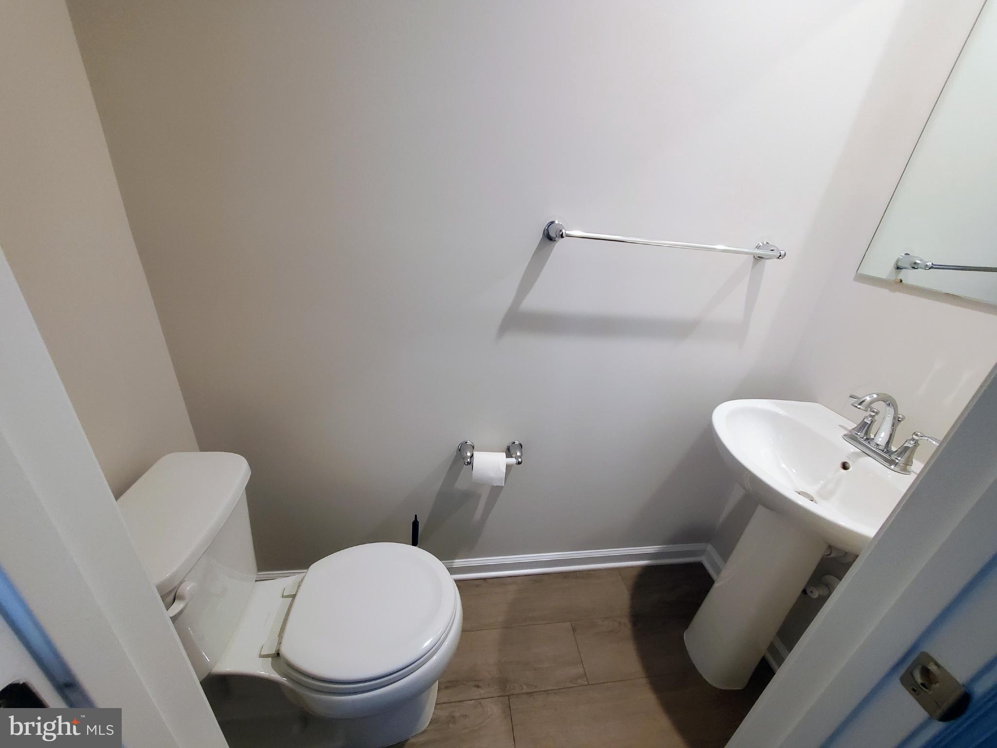 31 Roundstone Run Swedesboro, NJ 08085 - Photo 6 of 37 Level 1 - powder room