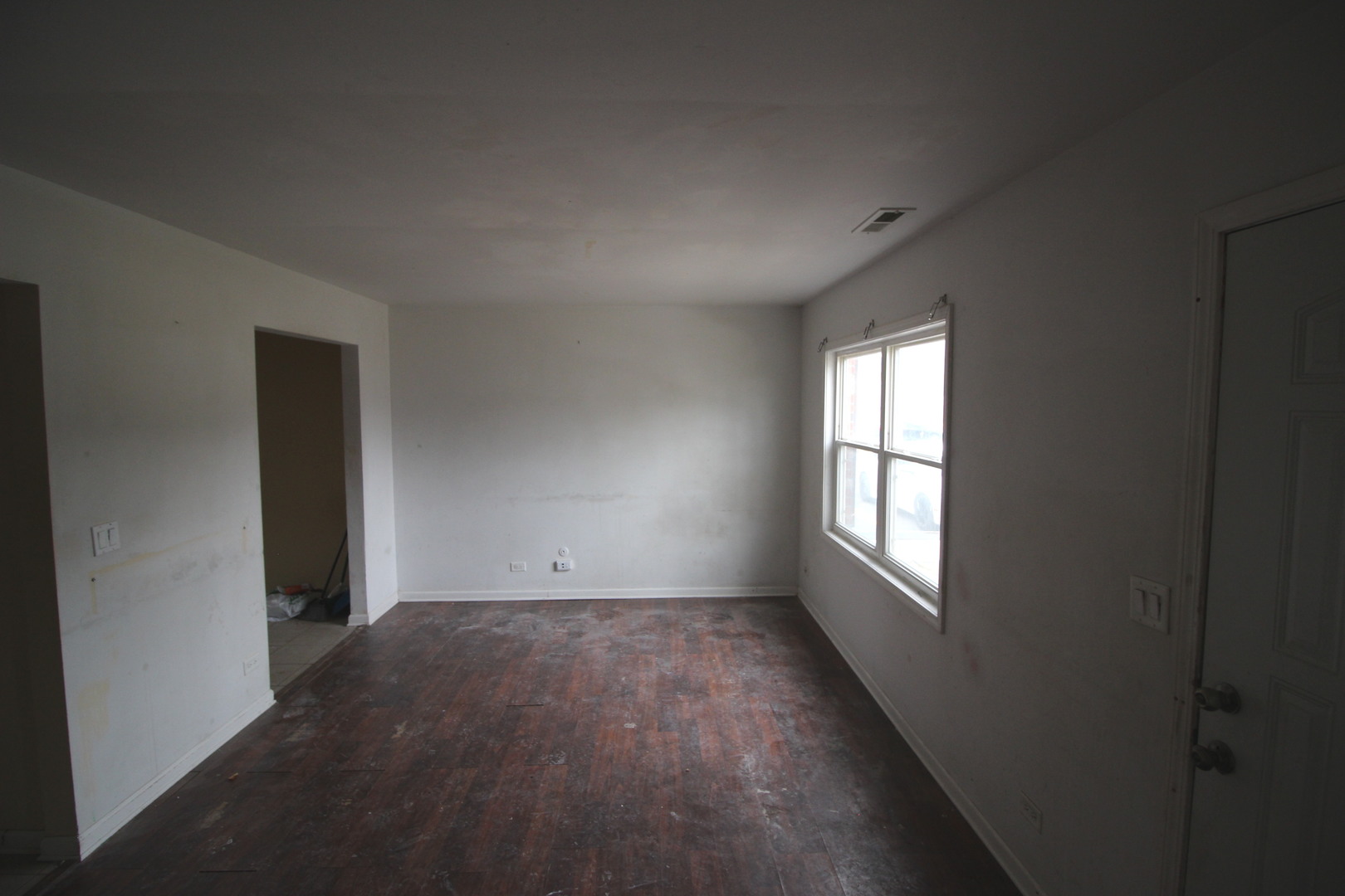 1723 McKool Avenue Streamwood, IL 60107 - Photo 5 of 11 an empty room with windows
