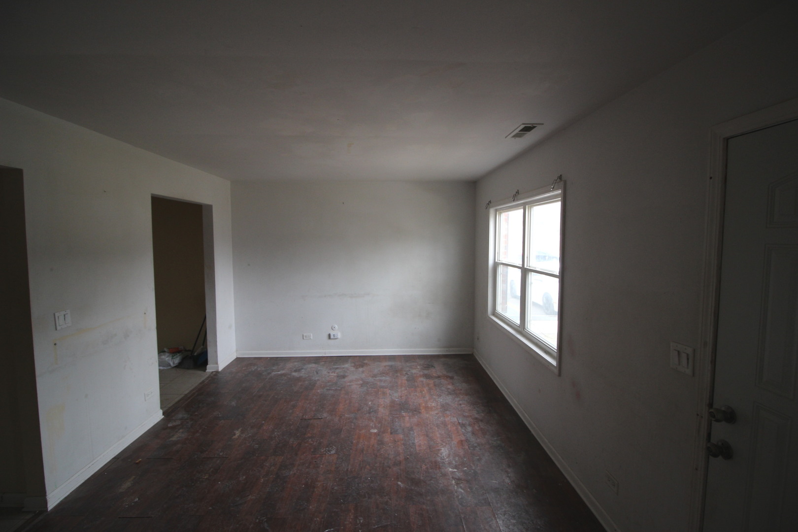 1723 McKool Avenue Streamwood, IL 60107 - Photo 6 of 11 an empty room with windows