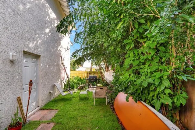 a view of a backyard