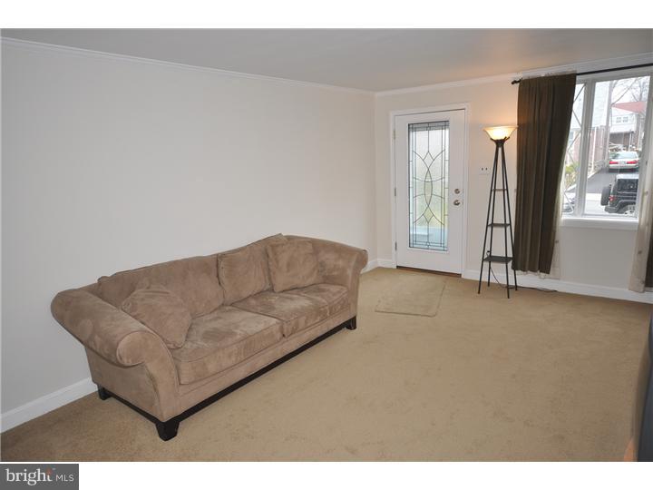 432 Rively Avenue Collingdale, PA 19023 - Photo 5 of 17 Living Room