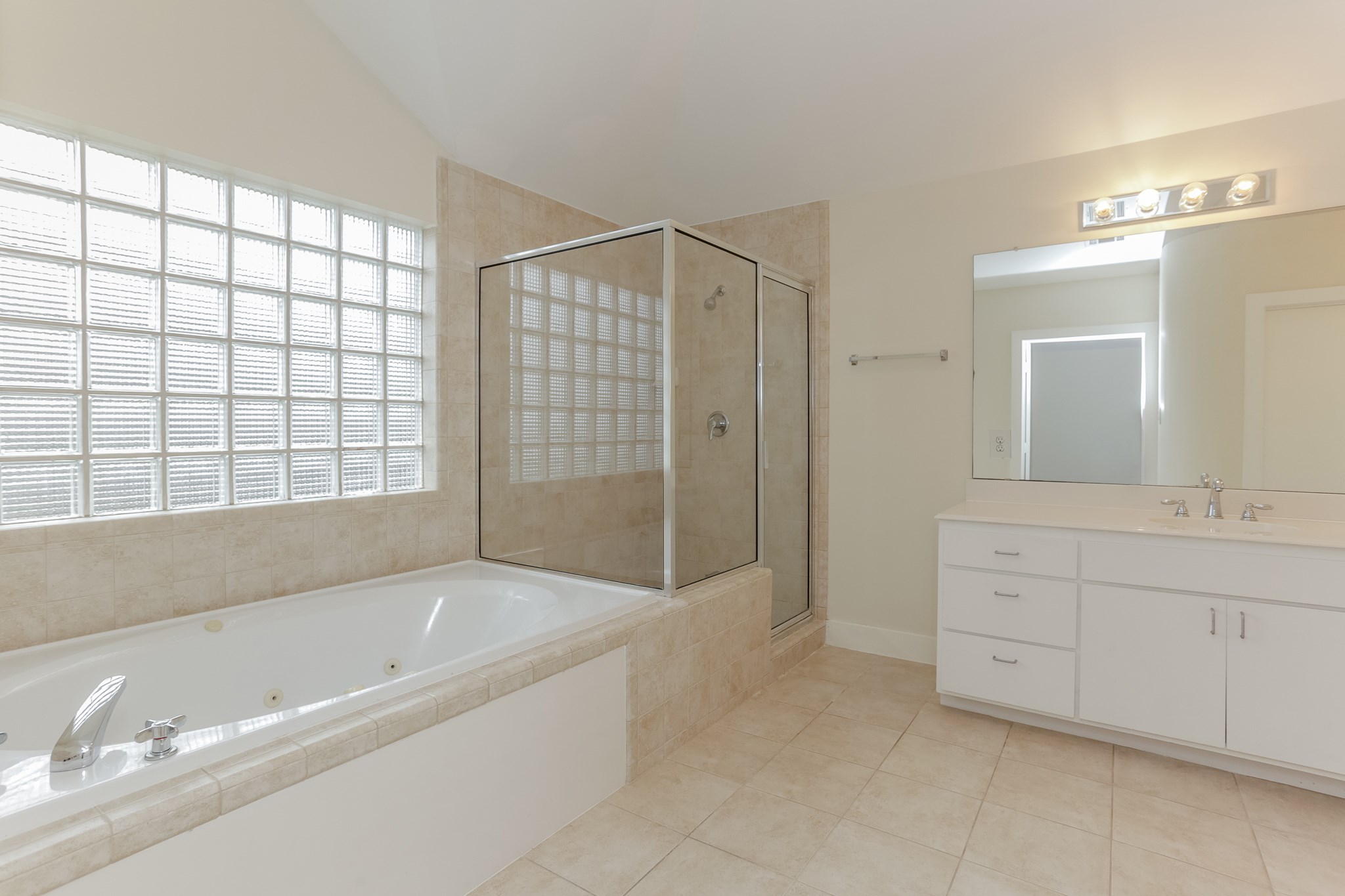 2705 Rutland Street, Unit B Houston, TX 77008 - Photo 14 of 21 Stand up shower and a jacuzzi tub!