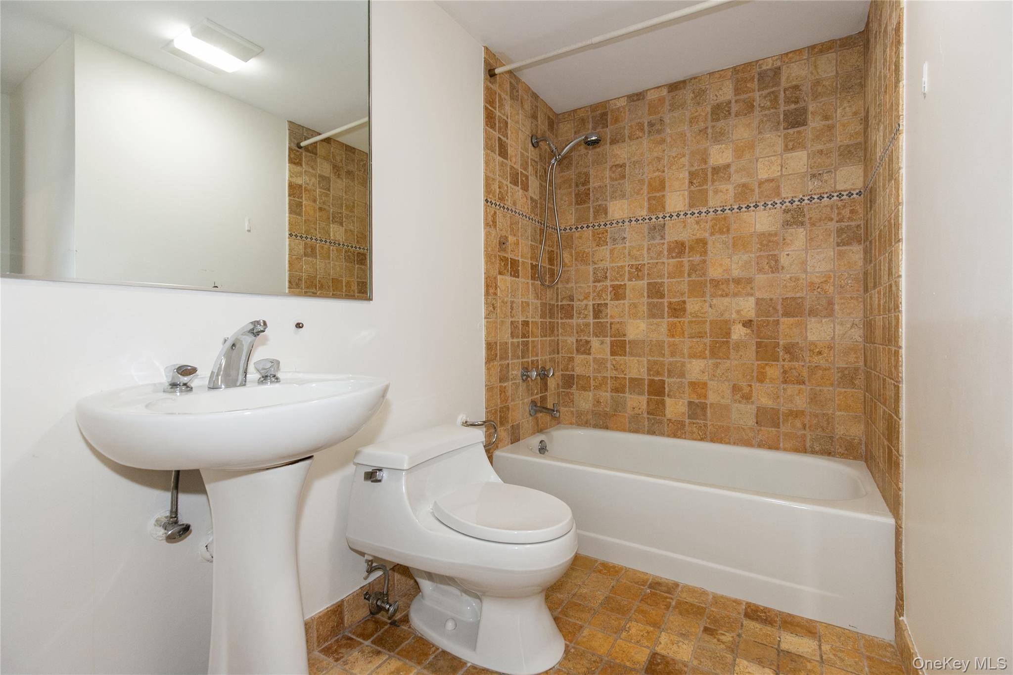 100 Cutter Mill Road, Unit 4V Great Neck, NY 11021 - Photo 27 of 28 Gallery Image 27