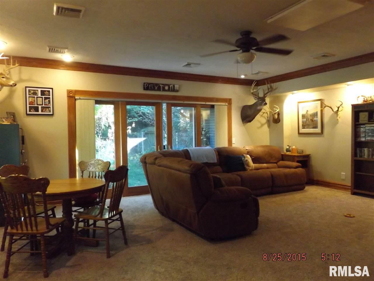 18179 Red Shale Hill Road Pekin, IL 61554 - Photo 3 of 35