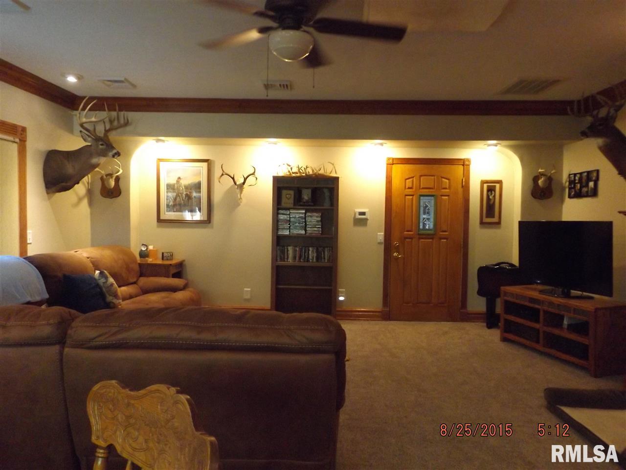18179 Red Shale Hill Road Pekin, IL 61554 - Photo 4 of 35