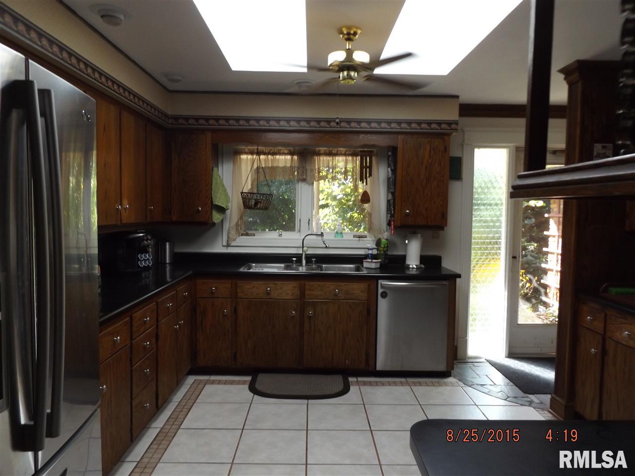 18179 Red Shale Hill Road Pekin, IL 61554 - Photo 5 of 35